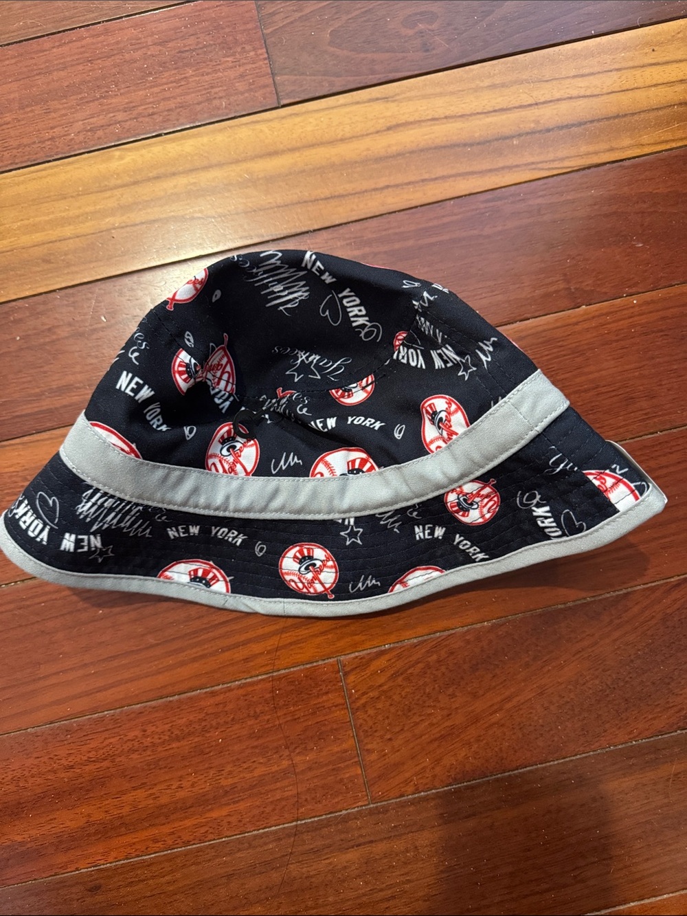 New Era Yankees Bucket Hat in Black, Gray & Red